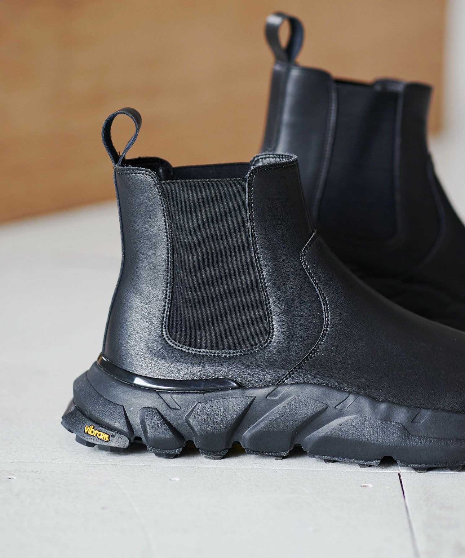 ブラック サイドゴアブーツ Vibramソール　本革 Vibram × OPENING ACT] Vibramソールレザーサイドゴアブーツ | OPENING ACT