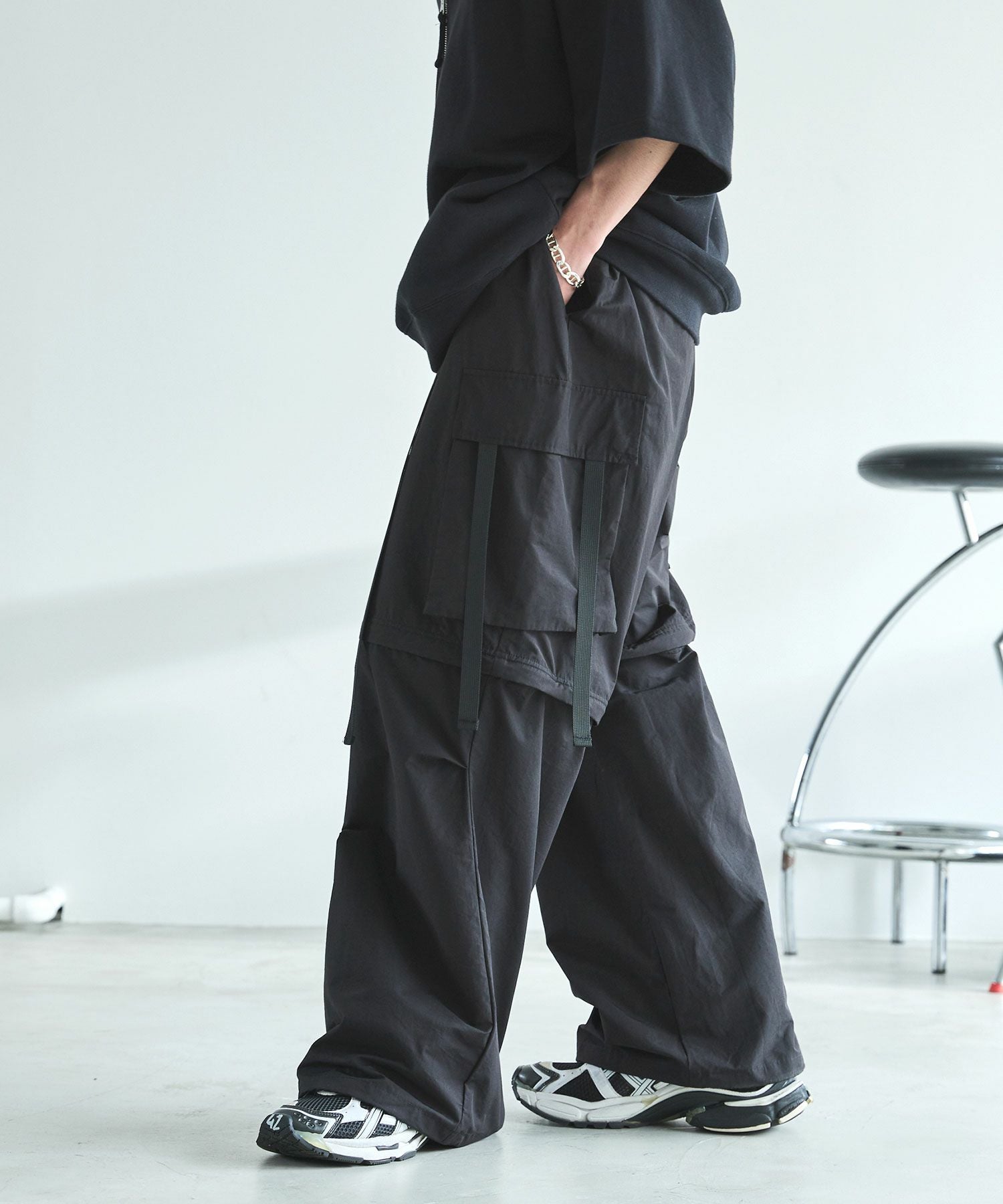 opening act ユーズド加工フェイクレザーカーゴパンツ OPENING ACT] ユーズド加工フェイクレザーカーゴパンツ | OPENING ACT