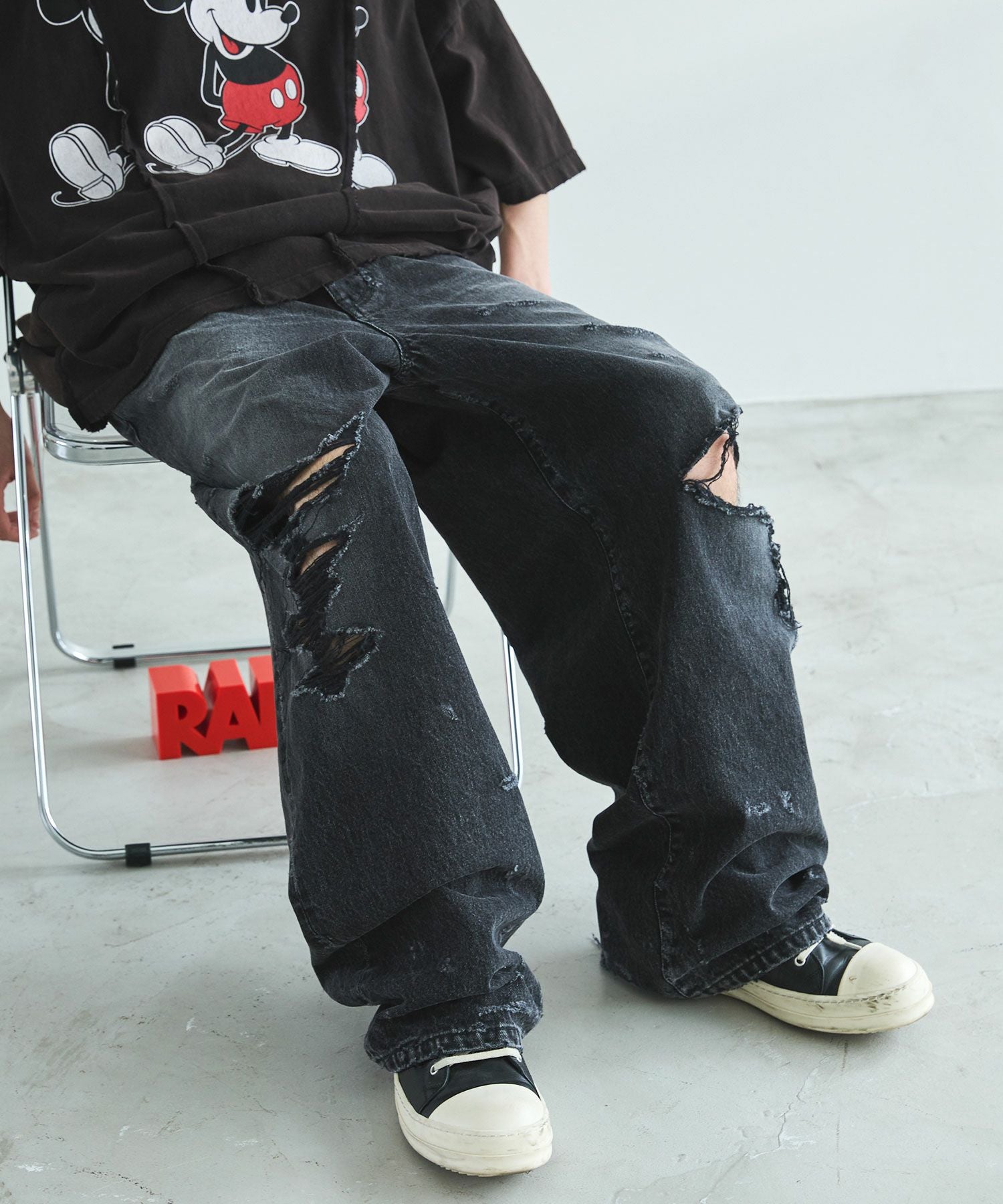 ［ OPENING ACT ］バギーシルエットデニムパンツ OPENING ACT] 総柄転写バギーシルエットデニムパンツ 〓予約販売・11月