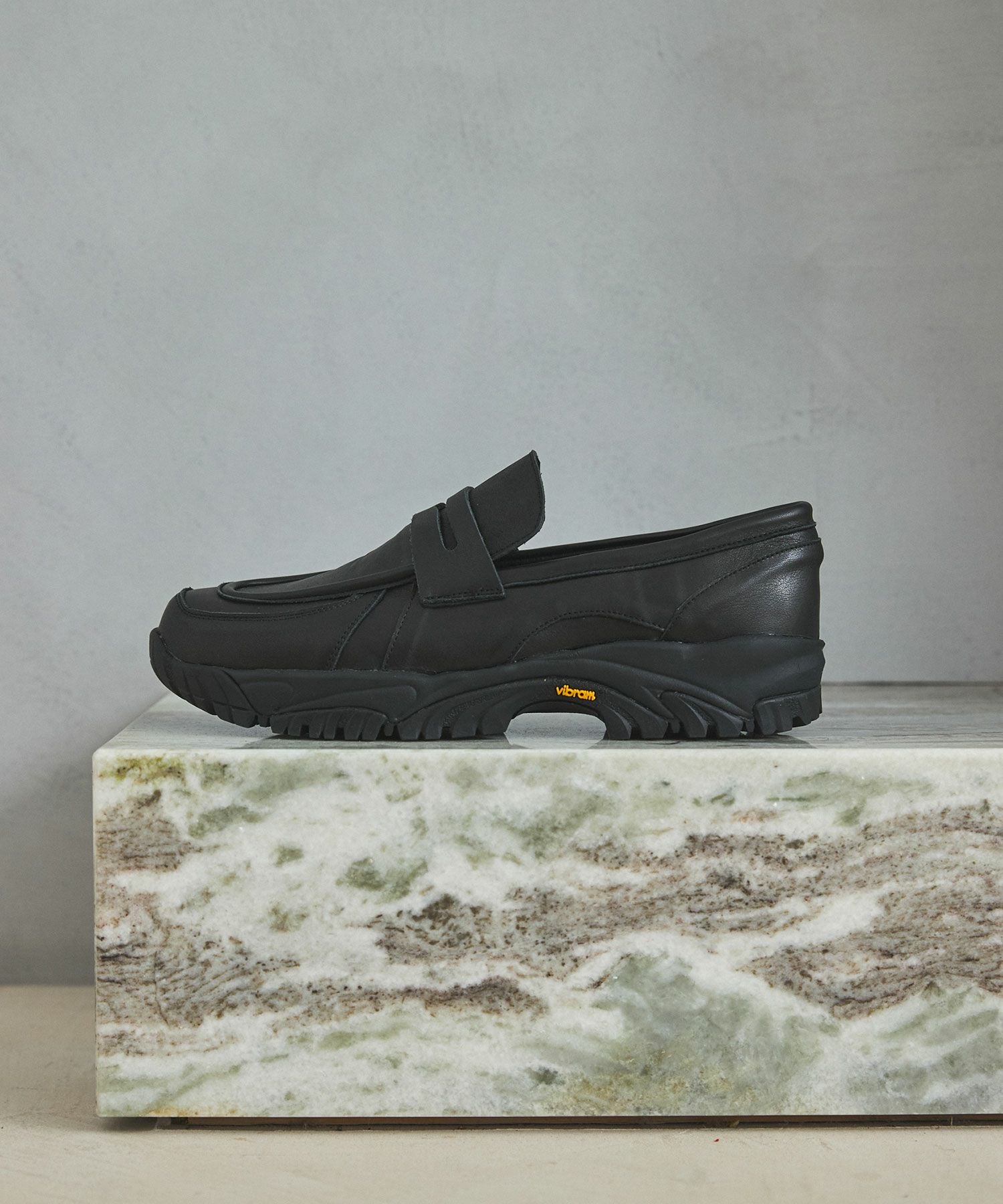 ね*で様 新品 ビブラム × オープニングアクト ヌバックレザー モカシン シュ Vibram × OPENING ACT] Vibramソールヌバックリアルレザーモカシン
