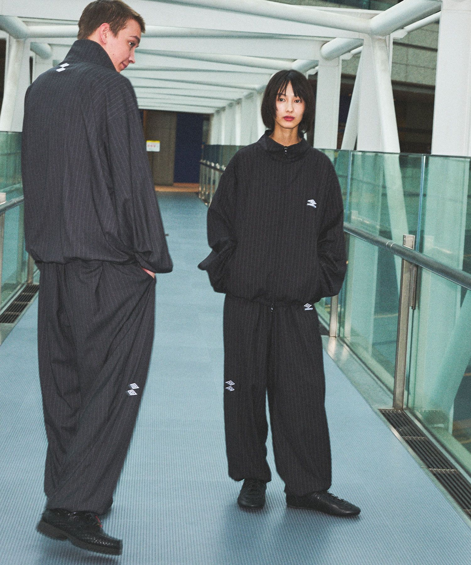 UMBRO【新品タグ付き】ラグビーイングランド代表ドリルパンツ黒　海外Sサイズ UMBRO×OPENING ACT] Stripe Baggy Track Pants 〓予約販売・9月下旬